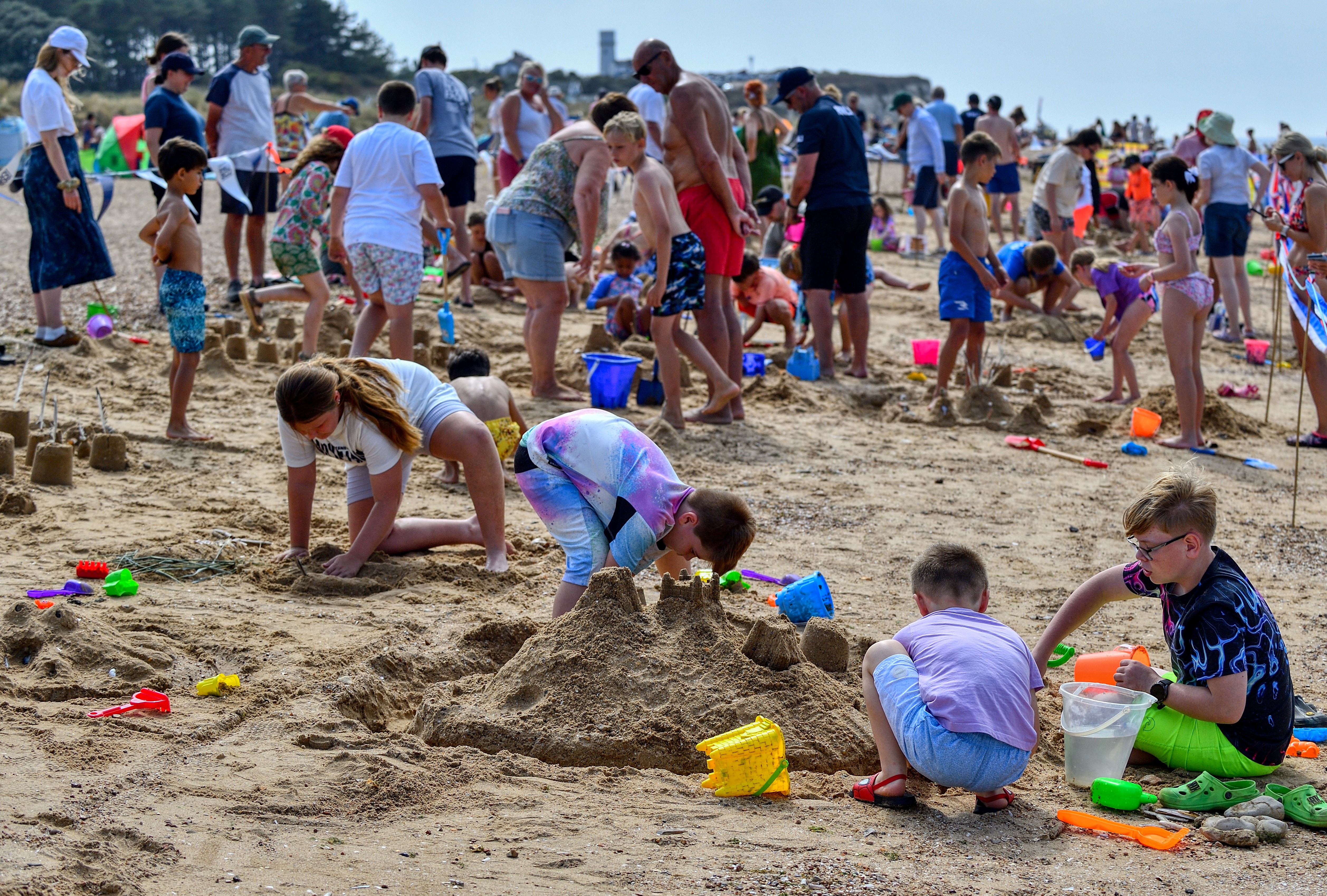 Temperatures soar for hunstanton rnli sandcastle competition Temperatures soar for hunstanton rnli sandcastle competition