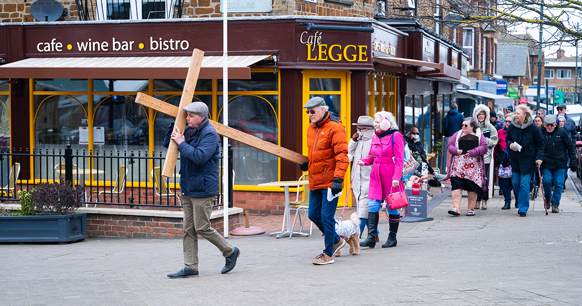 WEB Cross arrives at Spinney