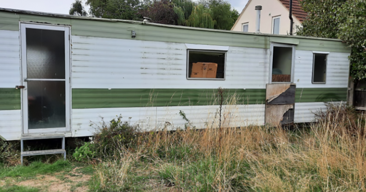 WEB old caravan