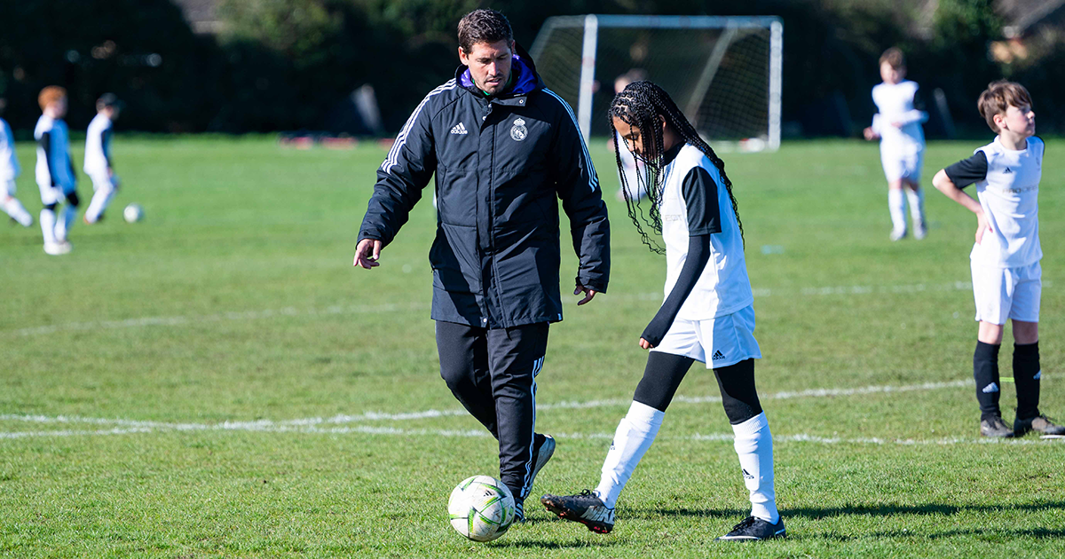WEB Victor with long haired player