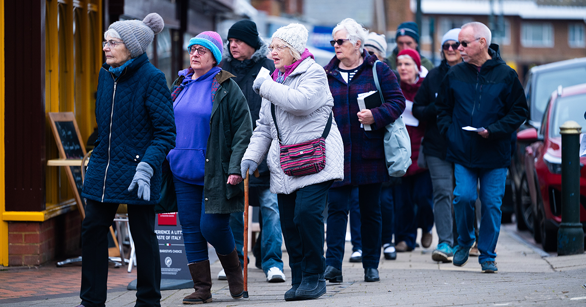 WEB Walkeers arrive High St