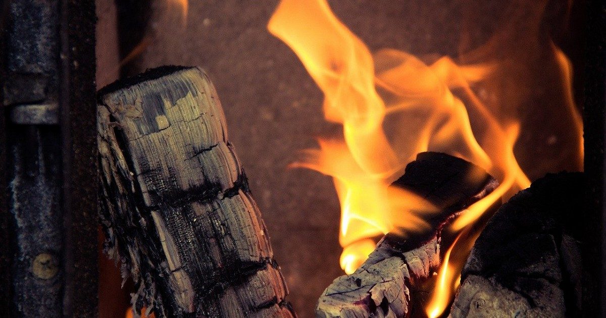 Sales of house coal and wet wood to be banned