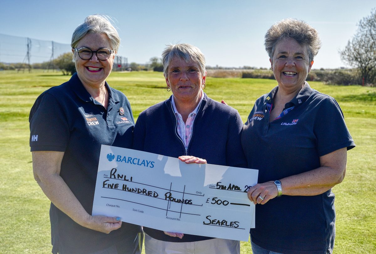 Retiring ladies' golf captain tees off for Hunstanton RNLI