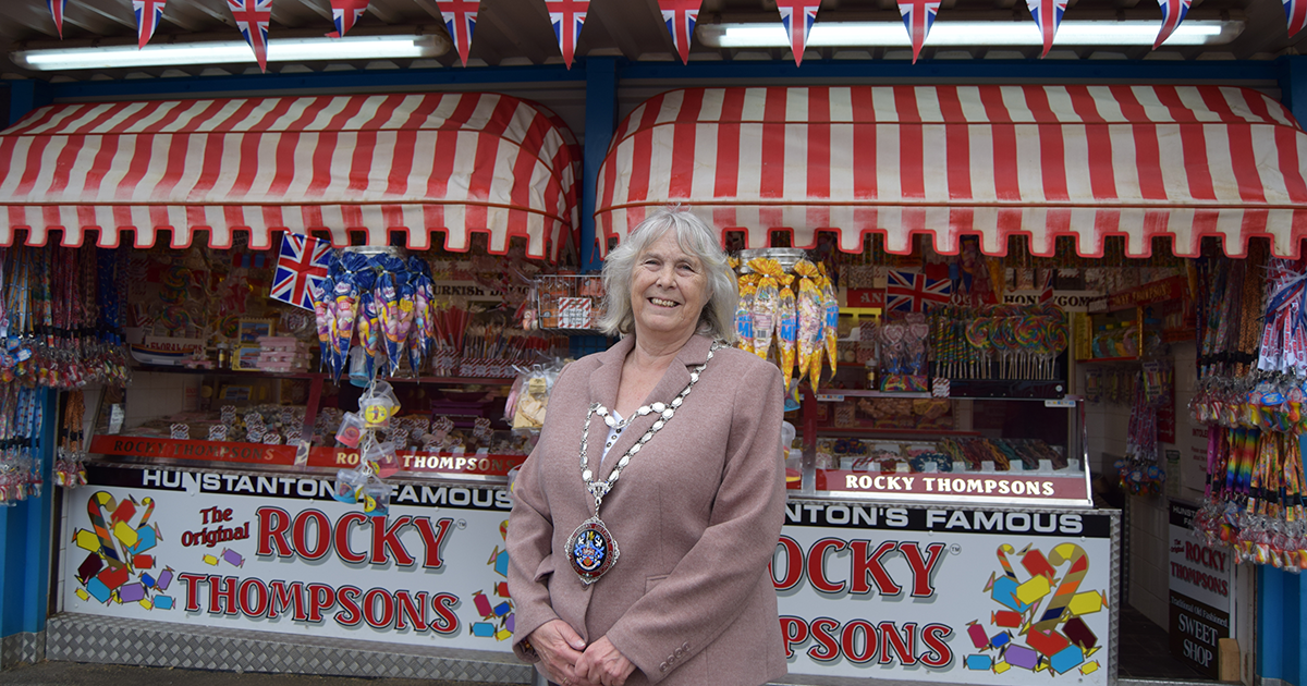 Hunstanton's new Mayor presents certificates in Jubilee competition