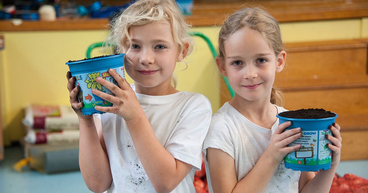 Dersingham Schoolchildren plant bulbs with help from Thaxters