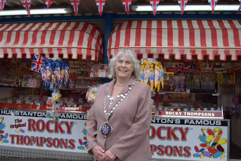 Hunstanton's new Mayor presents certificates in Jubilee competition